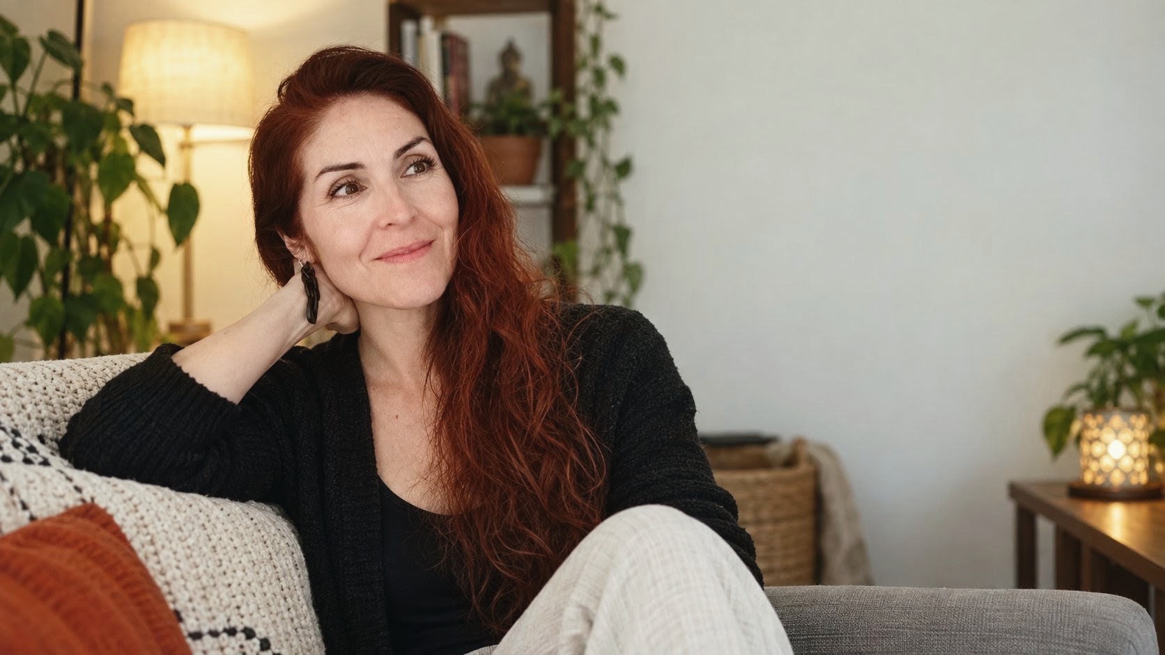 Lorena Olguín Concha sentada, en actitud reflexiva